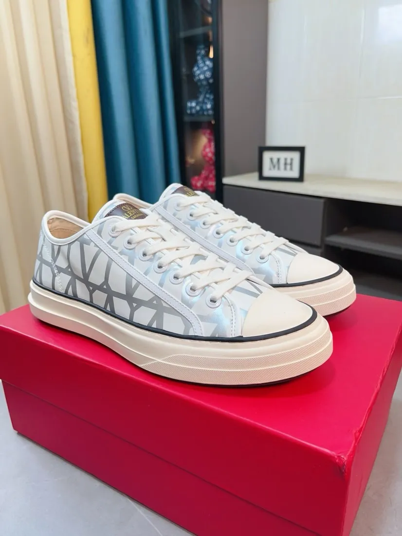 Men's shoes 💰500🌸🌸[Valentino] Couple model, official website 1:1 replica, fashionable casual men's shoes 🔜The upper is made of imported high-quality original special upper sheepskin lining, the upper foot is very stylish, personalized fashionable rubber wear-resistant outsole, size: 35-44 (45 can be customized)